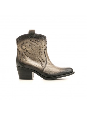 Mimmu boots en cuir mordoré clouté